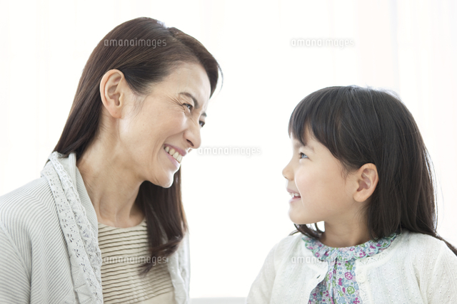 見つめ合う女の子と祖母 の写真素材 イラスト素材 アマナイメージズ
