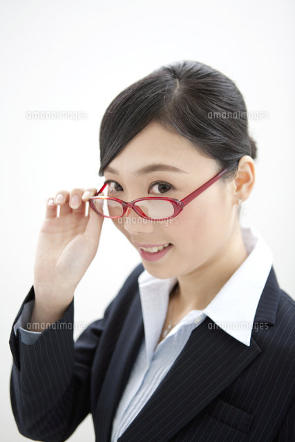眼鏡をかけるビジネスウーマン の写真素材 イラスト素材 アマナイメージズ