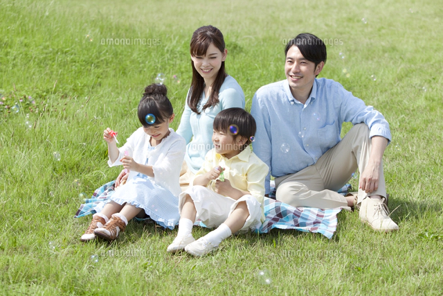 シャボン玉親子 シャボン玉で遊ぶ親子[07900003364]の写真・イラスト素材