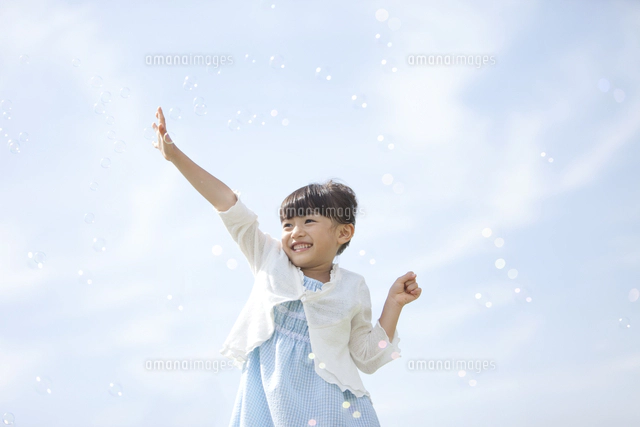 シャボン玉親子 シャボン玉で遊ぶ親子[07900003364]の写真・イラスト素材