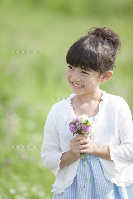 花束を持つ女の子[07900003445]の写真・イラスト素材｜アマナイメージズ