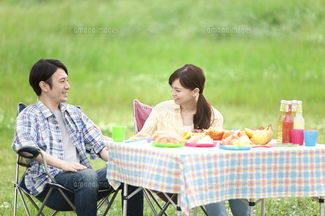 ピクニックをするカップル の写真素材 イラスト素材 アマナイメージズ ピクニックをするカップル の写真素材 イラスト素材 アマナイメージズ