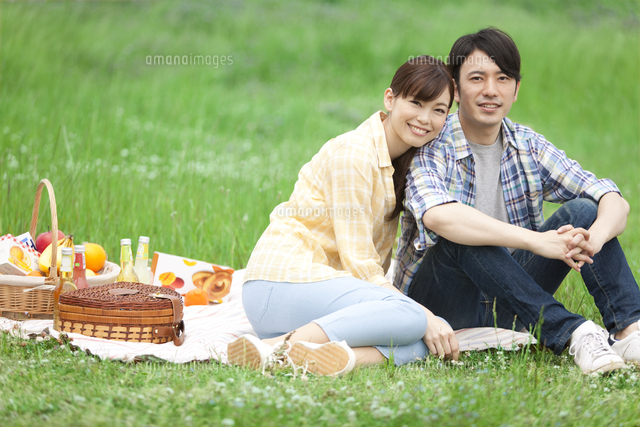 ピクニックをするカップル の写真素材 イラスト素材 アマナイメージズ ピクニックをするカップル の写真素材 イラスト素材 アマナイメージズ