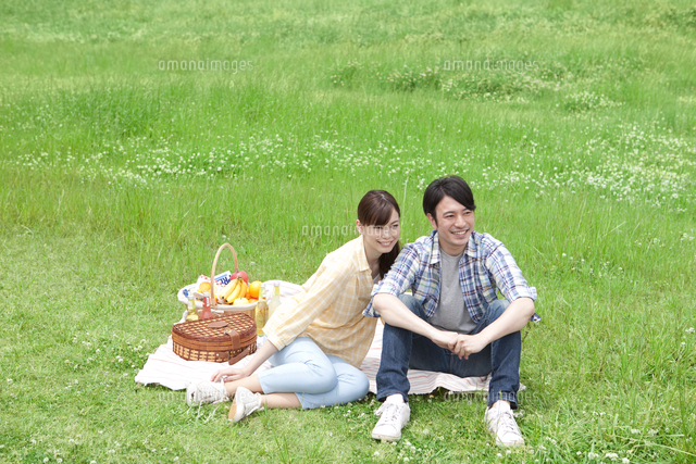 ピクニックをするカップル の写真素材 イラスト素材 アマナイメージズ ピクニックをするカップル の写真素材 イラスト素材 アマナイメージズ