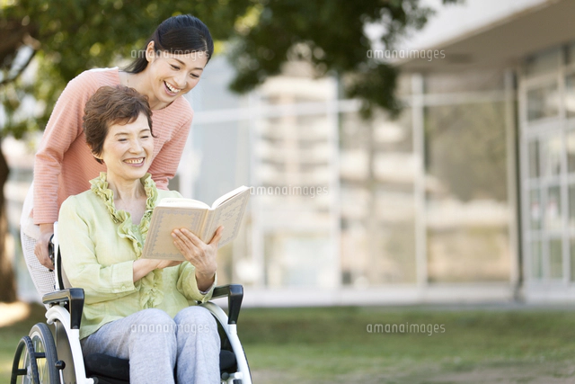 腕を組む3世代家族3人 の写真素材 イラスト素材 アマナイメージズ