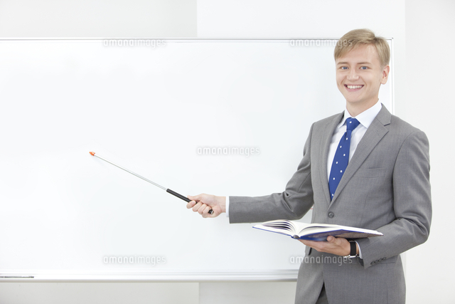 指し棒を持つ外国人教師 の写真素材 イラスト素材 アマナイメージズ