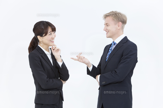 話し合う外国人男性とビジネスウーマン の写真素材 イラスト素材 アマナイメージズ