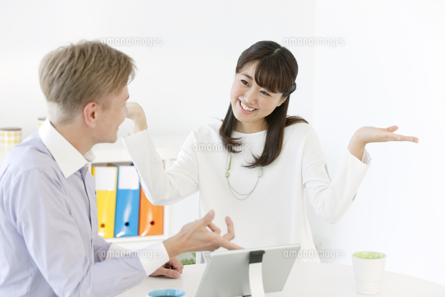 英会話を学ぶ女性と外国人講師 の写真素材 イラスト素材 アマナイメージズ