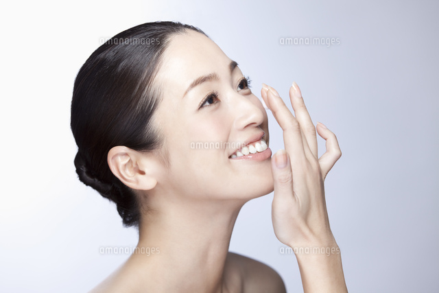 中年女性の美容イメージ の写真素材 イラスト素材 アマナイメージズ