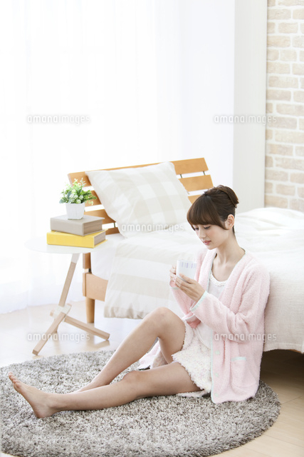 マグカップを持ち部屋でくつろぐ女性 の写真素材 イラスト素材 アマナイメージズ