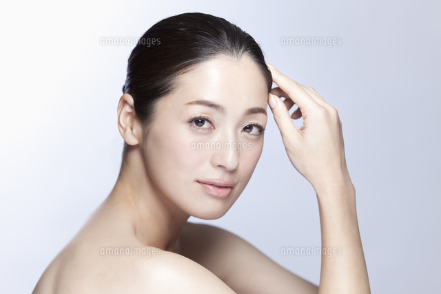 中年女性の美容イメージ の写真素材 イラスト素材 アマナイメージズ