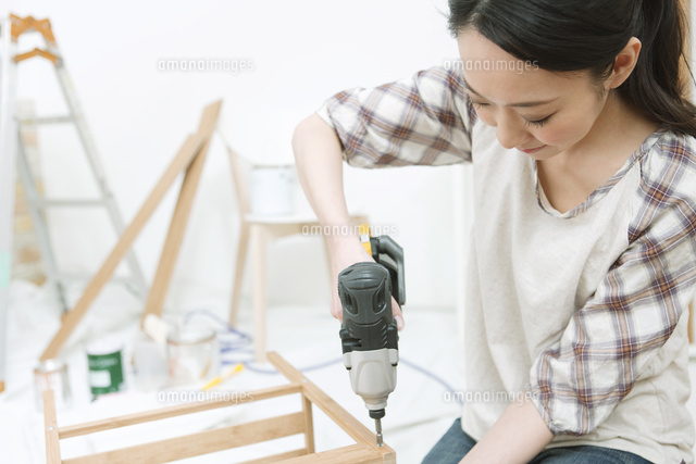 電動ドライバーを使う女性 の写真素材 イラスト素材 アマナイメージズ