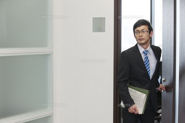 オフィスから出るビジネスマン の写真素材 イラスト素材 アマナイメージズ