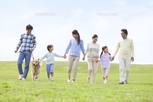 犬と散歩する3世代家族 の写真素材 イラスト素材 アマナイメージズ