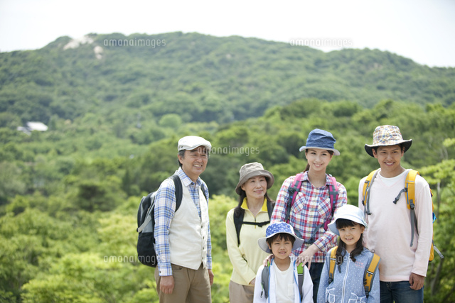 ハイキングをする3世代家族 の写真素材 イラスト素材 アマナイメージズ
