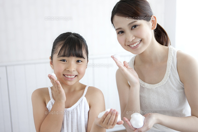 泡で顔を洗う母娘 の写真素材 イラスト素材 アマナイメージズ