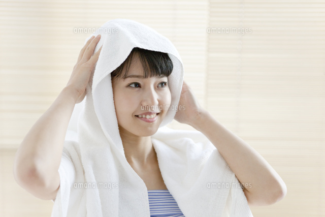 タオルで髪を拭く女性 の写真素材 イラスト素材 アマナイメージズ
