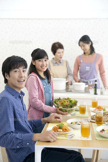 食事の準備をする家族 の写真素材 イラスト素材 アマナイメージズ