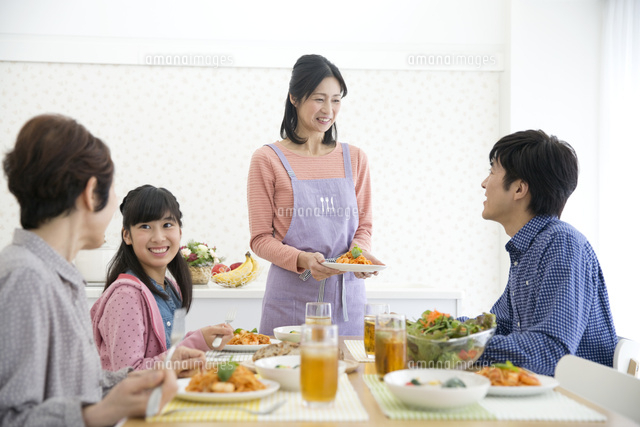 食事の準備をする家族 の写真素材 イラスト素材 アマナイメージズ