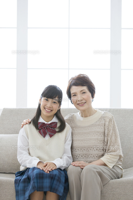 ソファーに座る祖母と孫 の写真素材 イラスト素材 アマナイメージズ