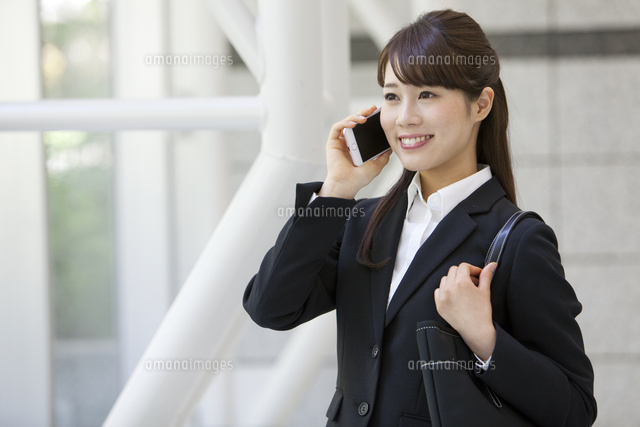 電話をするビジネスウーマン の写真素材 イラスト素材 アマナイメージズ