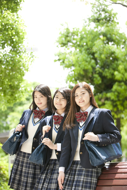 笑顔の女子高生3人 の写真素材 イラスト素材 アマナイメージズ
