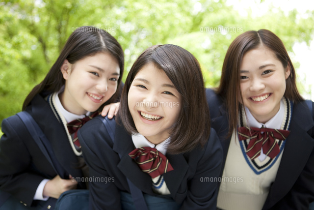 笑顔の女子高生3人 の写真素材 イラスト素材 アマナイメージズ