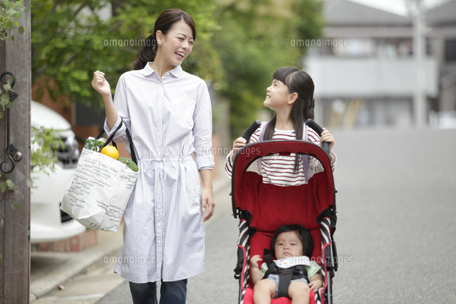 ベビーカーを押す女の子と母親 の写真素材 イラスト素材 アマナイメージズ