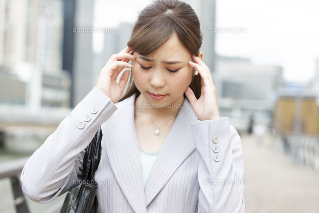 こめかみを押さえているビジネスウーマン の写真素材 イラスト素材 アマナイメージズ
