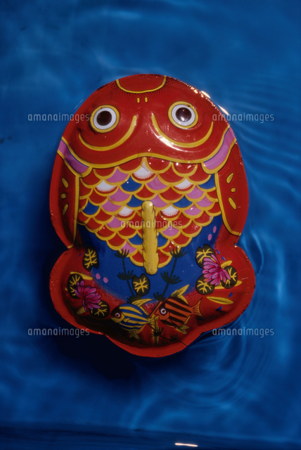 ブリキの金魚のおもちゃ 赤 青 の写真素材 イラスト素材 アマナイメージズ