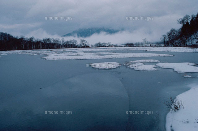 氷の張った湖の冬景色 の写真素材 イラスト素材 アマナイメージズ