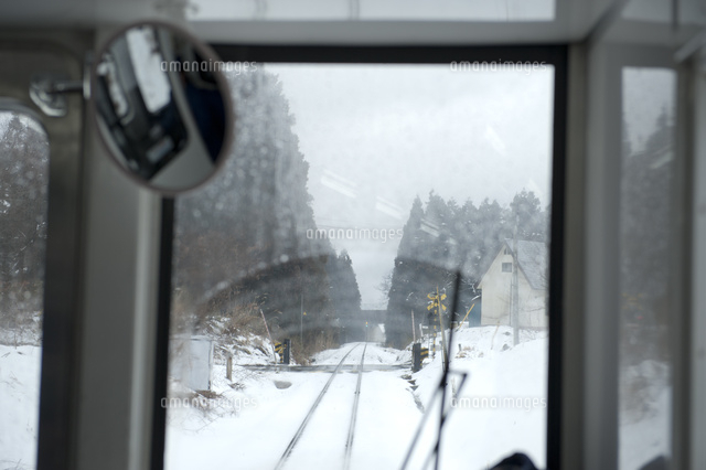 冬の会津鉄道車窓風景 の写真素材 イラスト素材 アマナイメージズ