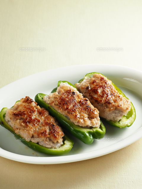 ピーマンの肉詰め の写真素材 イラスト素材 アマナイメージズ