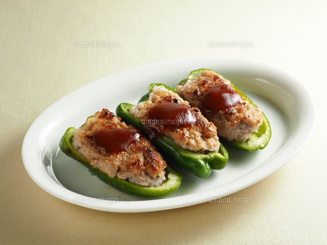 ピーマンの肉詰め料理ソースかけ の写真素材 イラスト素材 アマナイメージズ