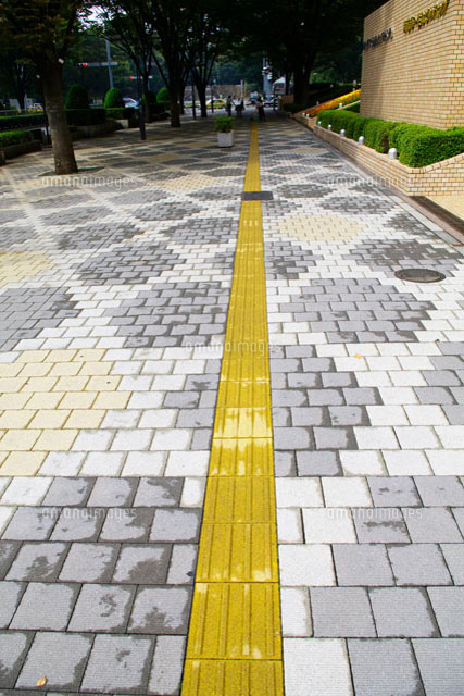 点字ブロックの歩道 の写真素材 イラスト素材 アマナイメージズ