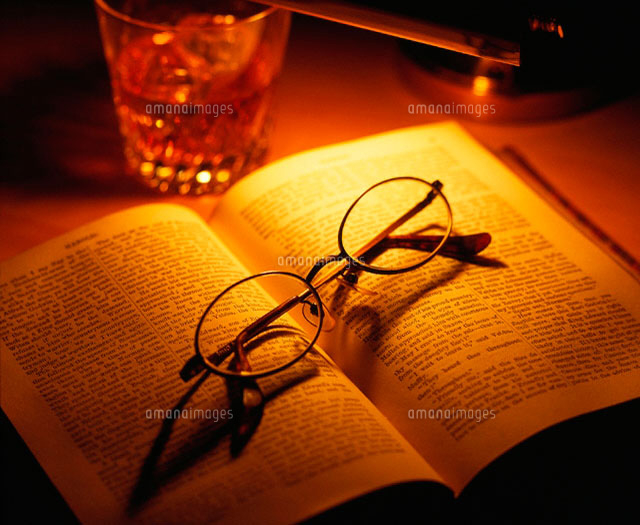 眼鏡と本とグラス の写真素材 イラスト素材 アマナイメージズ