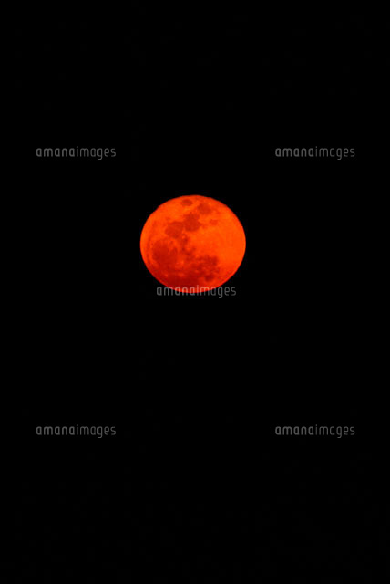 漆黒の夜空に浮かぶ赤い満月 の写真素材 イラスト素材 アマナイメージズ