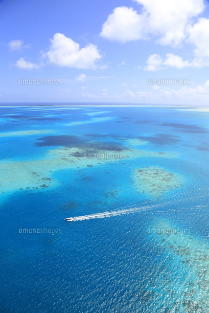 上空から見たパラオの海と航跡[09521001711]の写真・イラスト素材