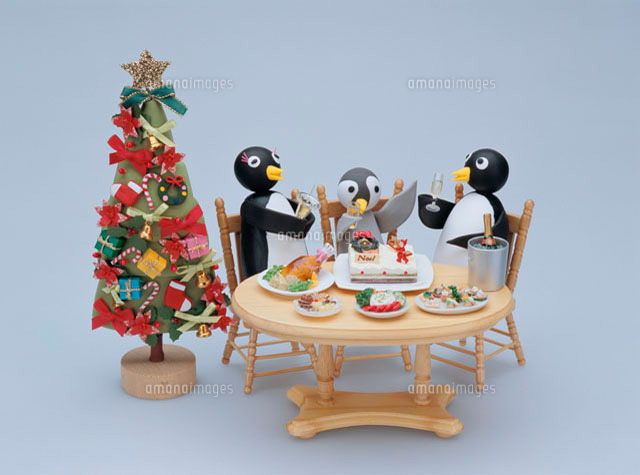 クリスマスディナーをするペンギンの家族 の写真素材 イラスト素材 アマナイメージズ クリスマスディナーをするペンギンの家族 の写真素材 イラスト素材 アマナイメージズ