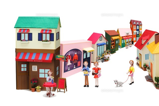 お店が並ぶ街並みと人々 の写真素材 イラスト素材 アマナイメージズ