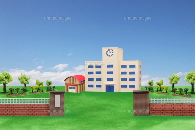 校門と校舎 の写真素材 イラスト素材 アマナイメージズ