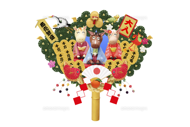 新年のあいさつをする午の親子と熊手 の写真素材 イラスト素材 アマナイメージズ