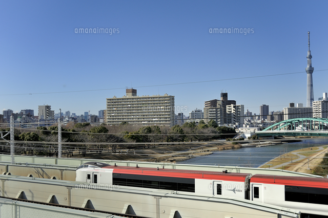 東京スカイツリーと成田エクスプレス の写真素材 イラスト素材 アマナイメージズ
