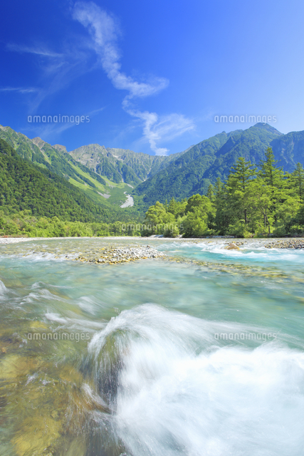 上高地の梓川の清流と穂高連峰[10009043713]の写真・イラスト素材