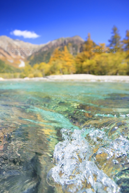 梓川の清流と紅葉の穂高連峰の背景[10009044220]の写真・イラスト素材