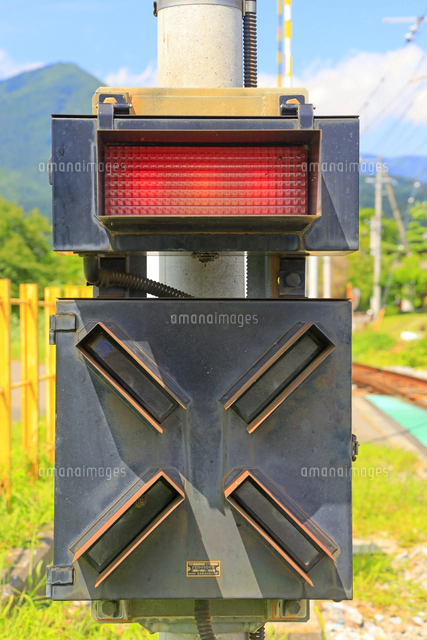 八木沢踏切の踏切動作反応灯[10009053379]の写真・イラスト素材
