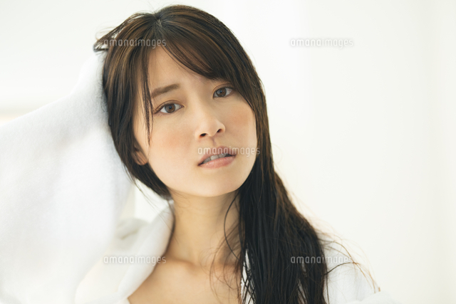 部屋で髪の毛をタオルドライする女性 の写真素材 イラスト素材 アマナイメージズ