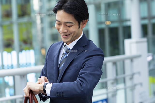ビジネスマン 時計 確認
