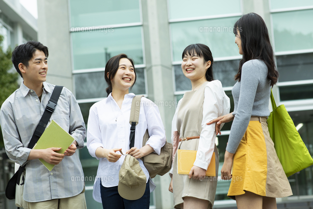 キャンパスで友達と談笑する大学生たち の写真素材 イラスト素材 アマナイメージズ