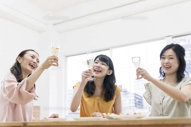 女子会をする女性たち の写真素材 イラスト素材 アマナイメージズ